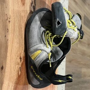 Evolv Men’s Gray and Yellow Climbing Shoe